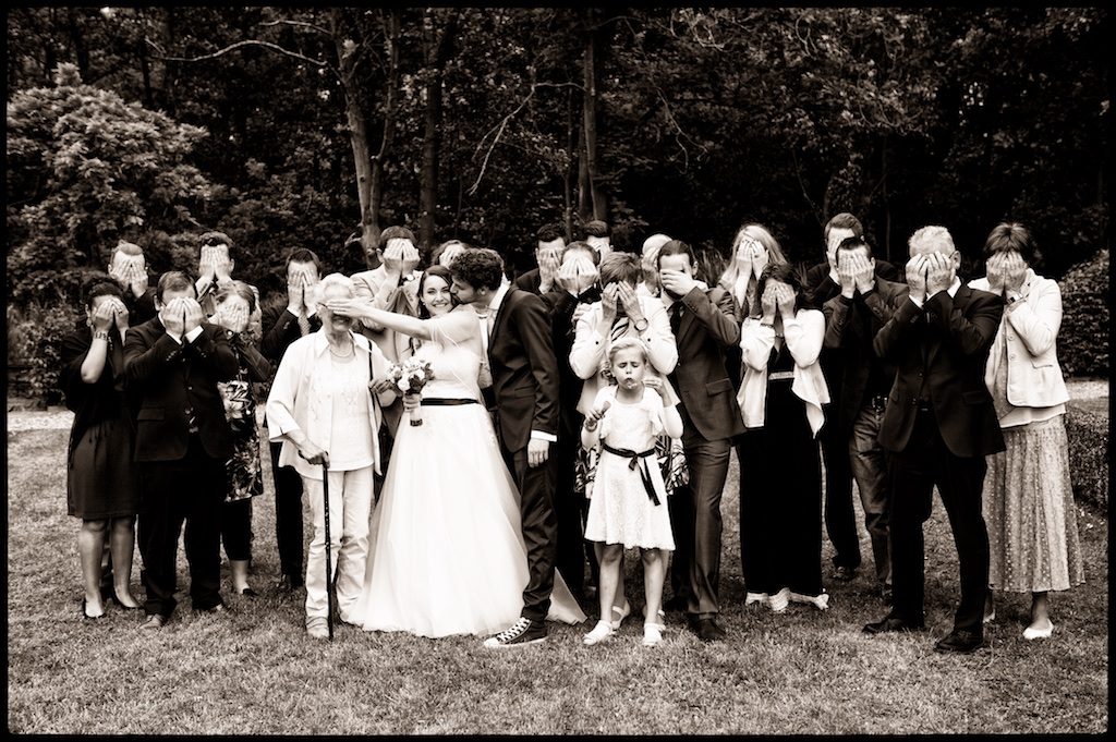 Een grappige groepsfoto tijdens een exclusieve bruidsreportage